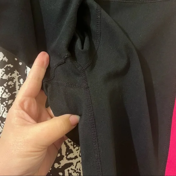 Fabletics Black Pink Insert Panels Athletic Workout Capri Leggings - Picture 7 of 9